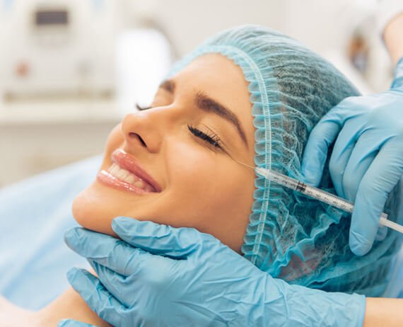 woman at the plastic surgeon NTRAN9W